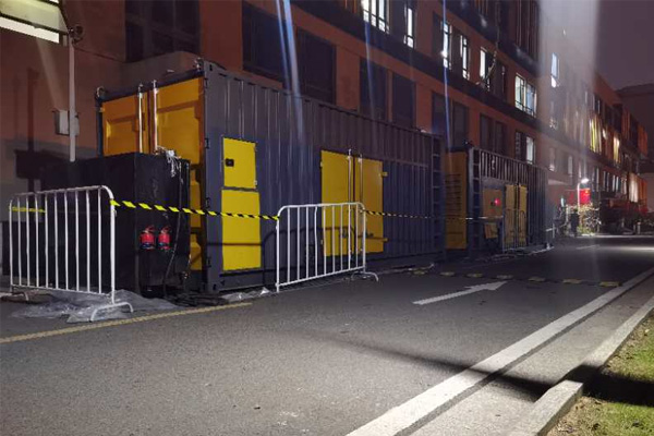 秀山柴油发电机组的输出电压是如何调节的？