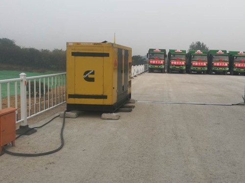 秀山电力系统的稳定性和设备兼容性如何影响发电机组的频率规格？